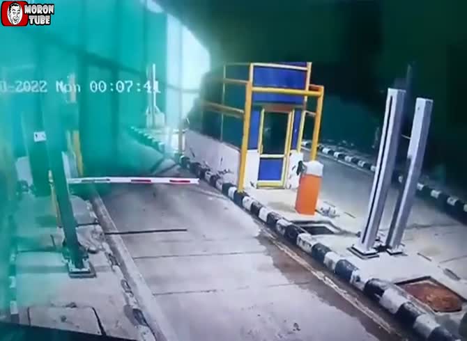 Video :When a truck drives by, a toll booth vanishes